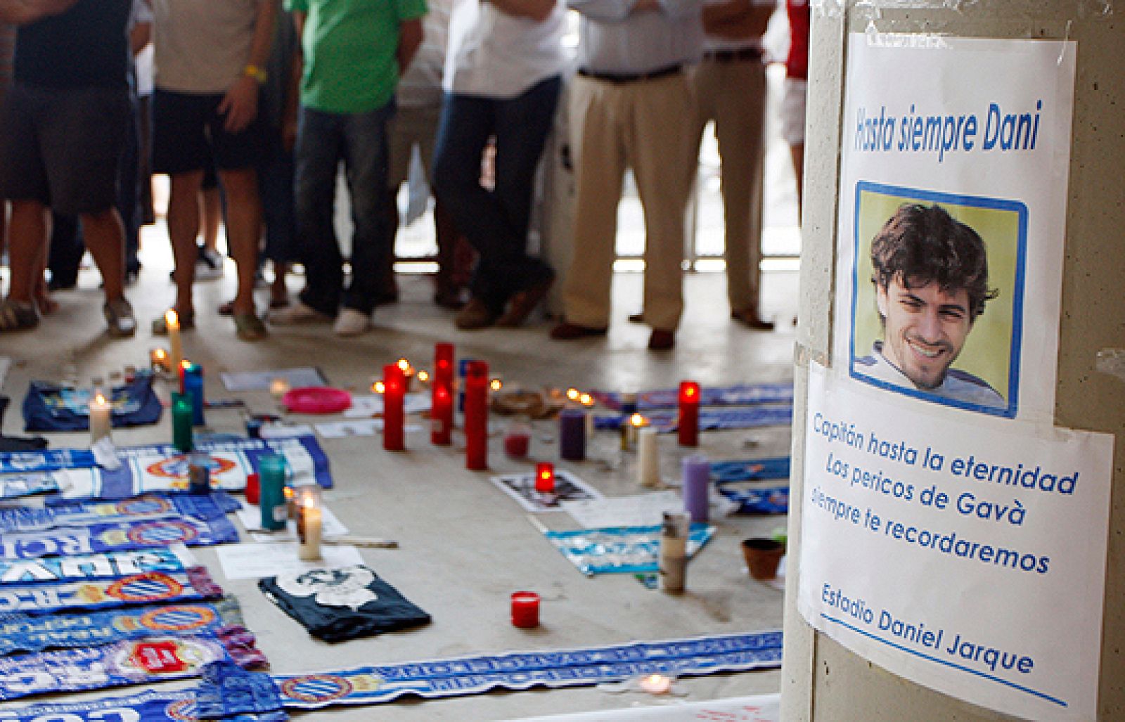  Los periodistas Moisés Llorens y Bruno Alemany han escrito un libro dedicado a Dani Jarque que se titula 'El cielo es blanquiazul, 21 memorias del 21'. Los beneficios del libro serán dedicados a la hija a la que no llegó a conocer Dani Jarque.