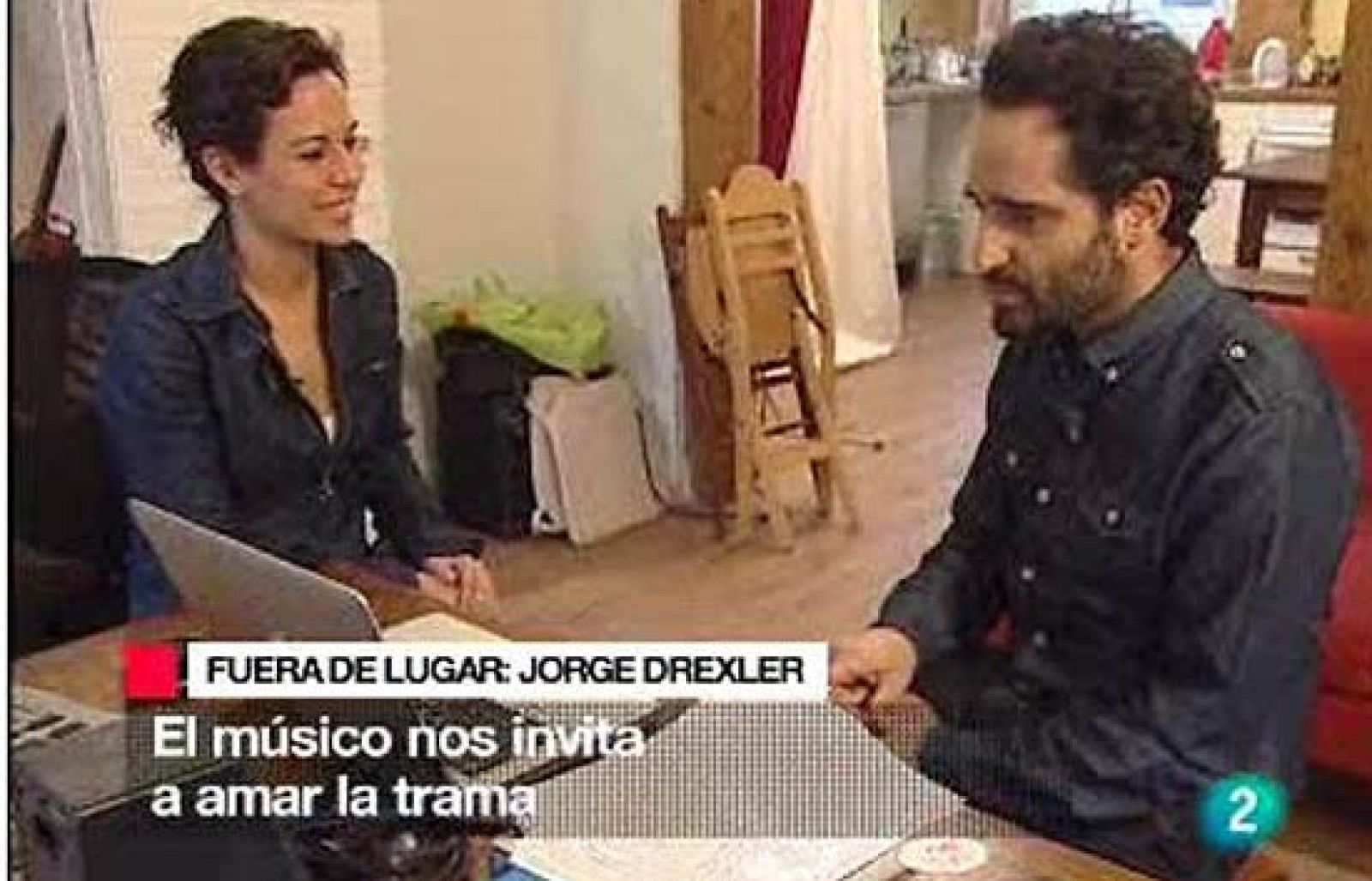   Mara Torres, presentadora de La 2 Noticias, entrevista al músico uruguayo Jorge Drexler en Madrid.