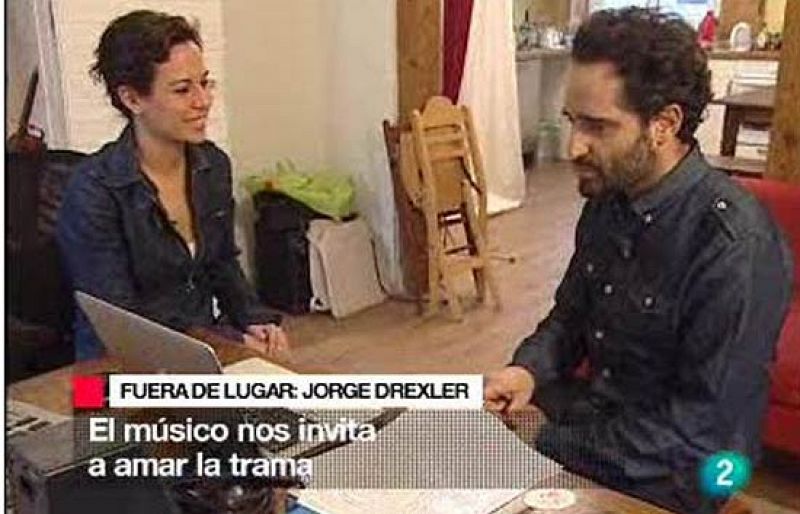 Mara Torres, presentadora de La 2 Noticias, entrevista al músico uruguayo Jorge Drexler en Madrid.