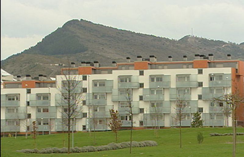 Dentro de la semana que Televisión Española dedica al medio ambiente, hoy nos detenemos en las casas ecológicas. Son las casas bioclimáticas. Se logran condiciones óptimas con el mínimo consumo energético. Un ejemplo; la energía necesaria para calentar el agua procede -mayoritariamente- de pozos, fuentes, o similares, donde se almacena el agua, lo que reduce el consumo. 