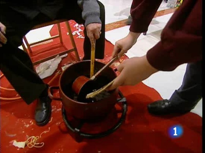  1.100 kg de plata componen este impresionante paso de la Hermandad de Triana, una de las más tradicionales y pasionales de Sevilla. Procesiona en la noche de Jueves Santo.