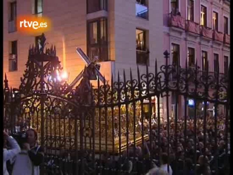 La noche de Málaga se sobrecoge con sus procesiones, algunas de las más importantes y seguidas de España.- 