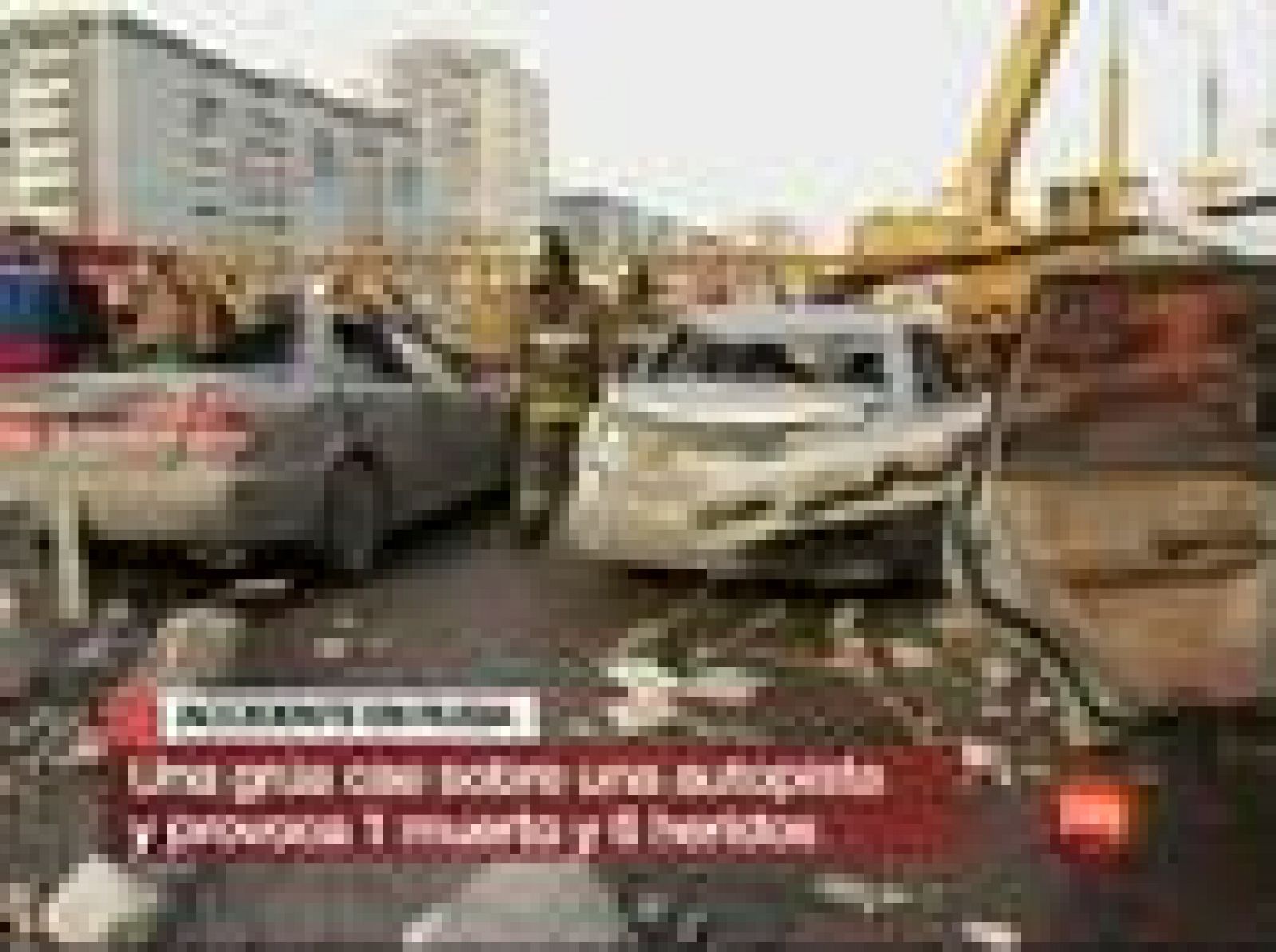 Una grúa se desploma en Rusia sobre una autopista y deja un muerto y seis heridos | Ver