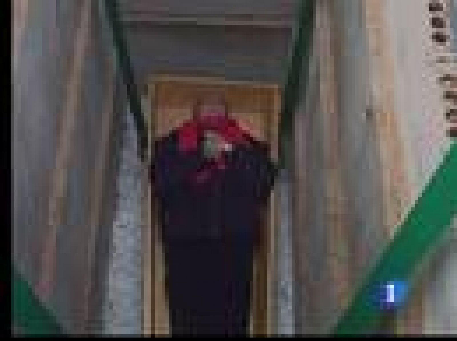 El alcalde de Noblejas, en Toledo, prueba el sistema de poleas para los enterramientos | Ver