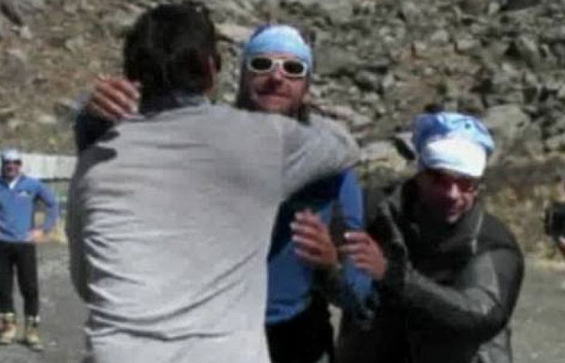 El cámara de altura Ferrán Latorre ha tenido que abandonar la expedición de 'Al filo de lo imposible' en el Annapurna al sufrir una lesión en su rodilla, por lo que ha tenido que ser evacuado.