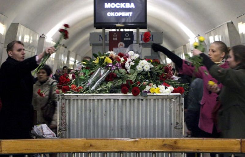 La ciudad se enfrenta al primer día tras los atentados conmemorando con flores y velas a sus víctimas