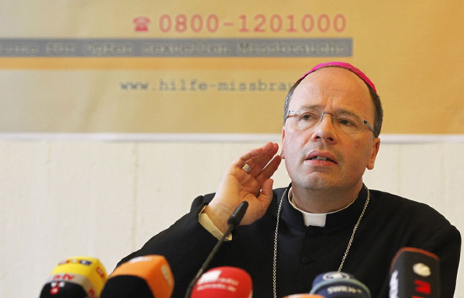 La Iglesia católica alemana pone un teléfono para que las víctimas de abusos sexuales puedan denunciarlos | Ver