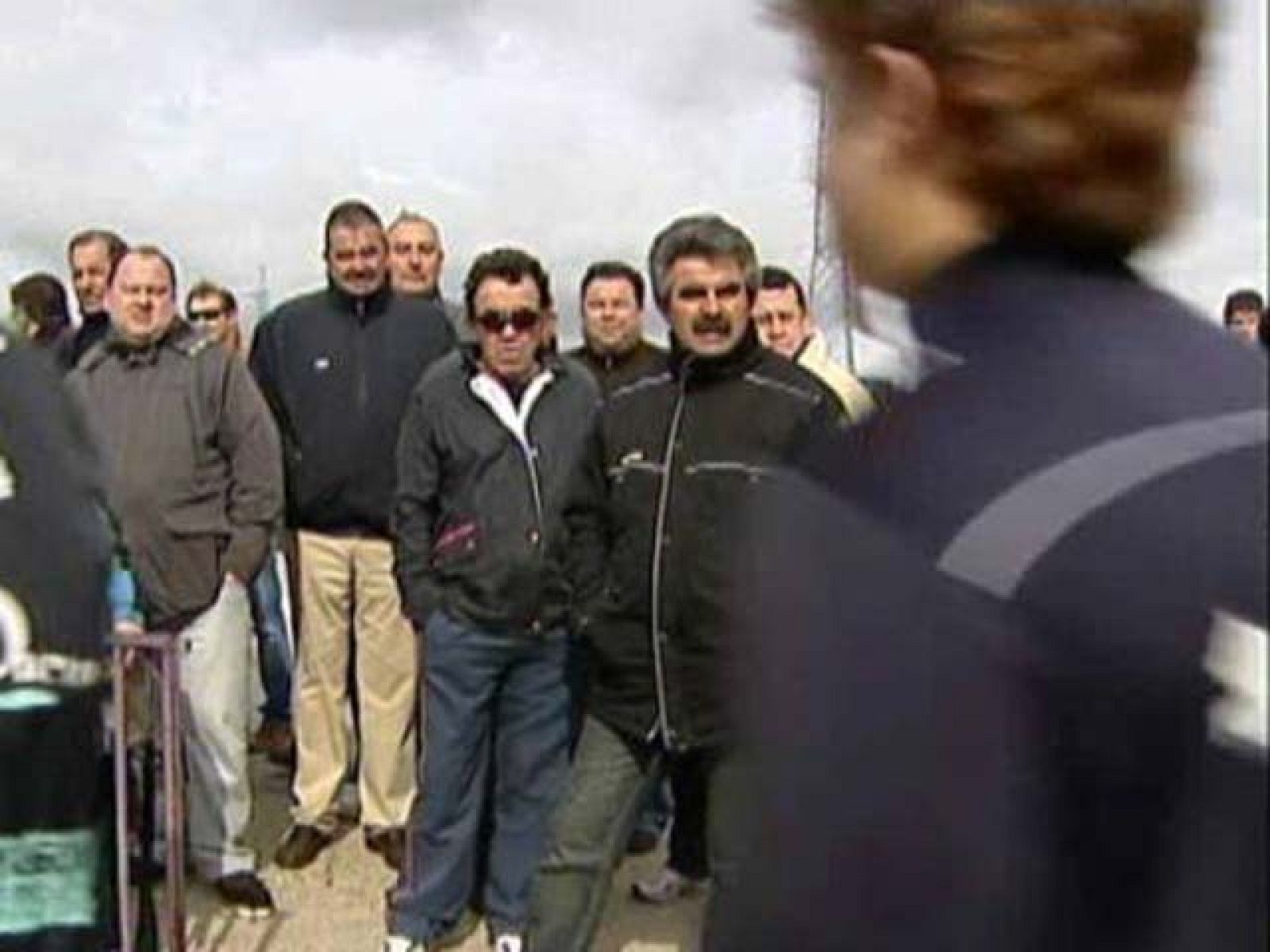 Varios aficionados del Real Valladolid han increpado e insultado al inicio del entrenamiento de esta mañana, que se ha retrasado una hora, a algunos jugadores del conjunto vallisoletano.  A renglón seguido, se han escuchado frases como "levantad la cabeza que sois el Valladolid", "sinvergüenzas", "mercenarios" o "bastardos", y han preguntado a futbolistas como Haris Medunjanin o Mateus Alberto Contreiras "Manucho": "¿Con quién te vas a ir ahora de copas, cabrón?"