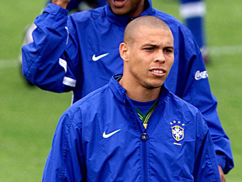 Ronaldo Luis Nazario da Lima fue la estrella goleadora de Brasil en el Mundial de Francia 98. El d�a de la final, Ronaldo tuvo que ser ingresado en el hospital horas antes del partido para volver a la concentraci�n y jugar de titular.