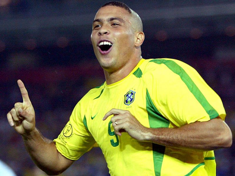 Brasil se convirtió en la Pentacampeona mundialista al imponerse en la final 2-0 a Alemania. Los cariocas hicieron el mejor fútbol del torneo con un Ronaldo increíble. Después del calvario sufrido, el fútbol recupero a uno de sus genios.