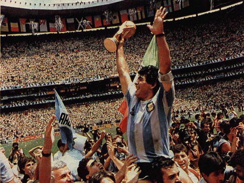 El segundo Mundial que organizaba México se recordará por la inolvidable actuación de Maradona. El 10 de la albiceleste se encargó casi él sólo de llevar a Argentina la Copa de los Campeones.