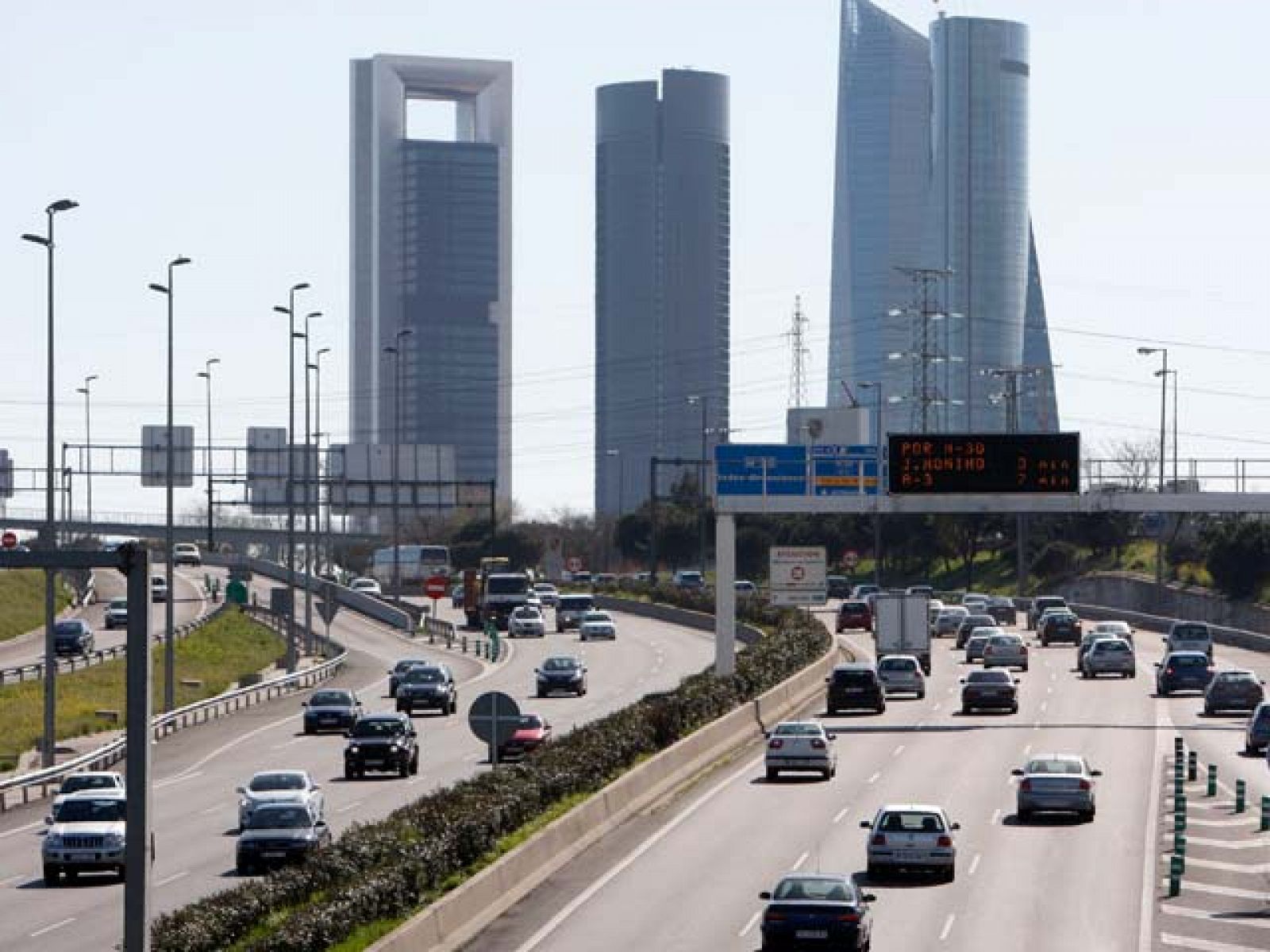 Las carreteras se llenan de coches en la operación salida de Semana Santa