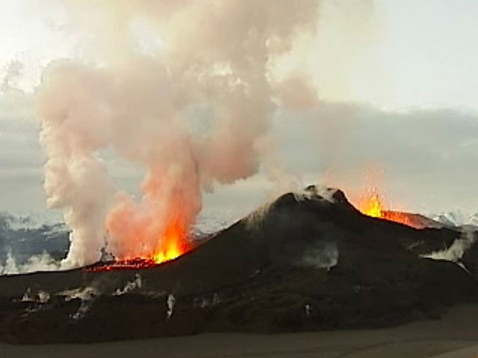 Volcán en erupción en Islandia | Ver