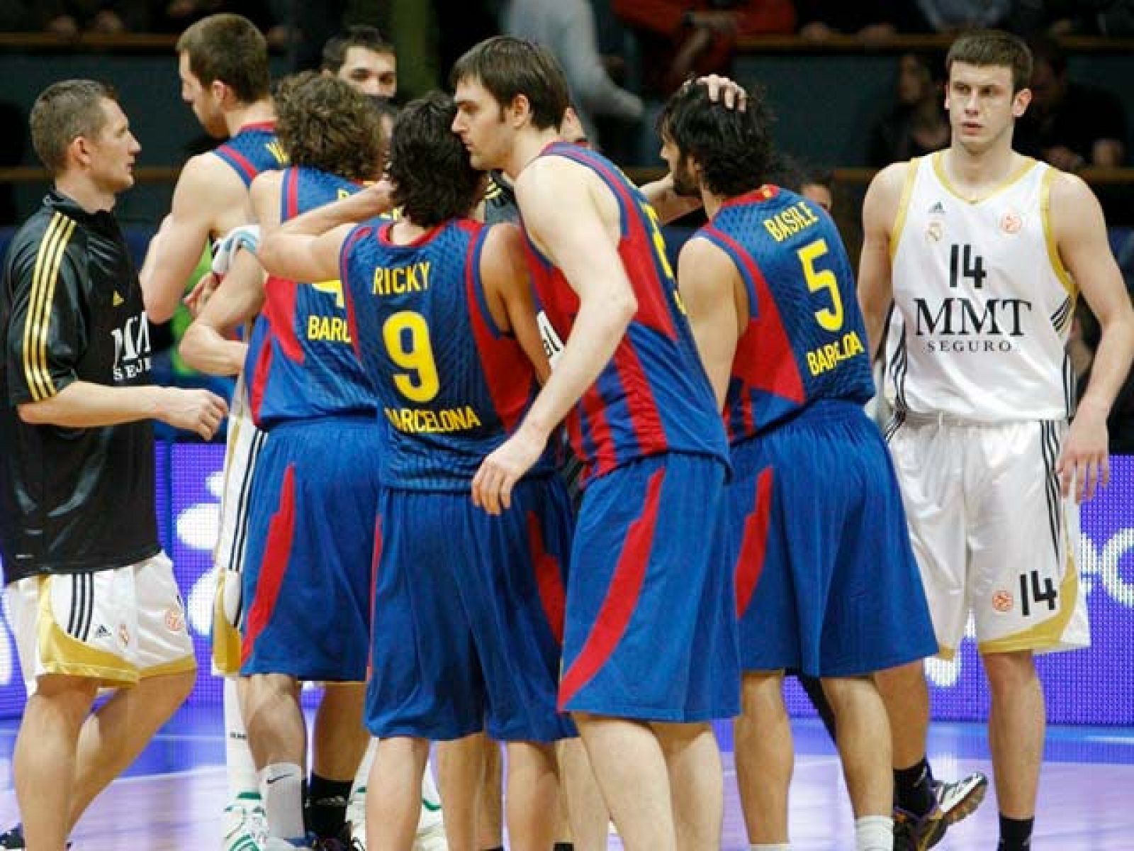 El Barcelona derrota por 78-84 al Real Madrid y vence la eliminatoria de los cuartos de final de la Euroliga. 