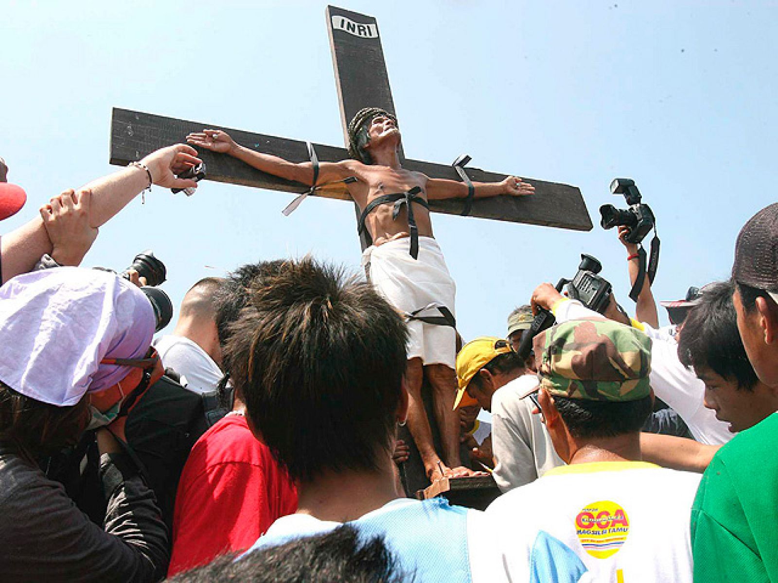 Decenas de filipinos se crucifican