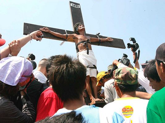  - Decenas de filipinos se crucifican