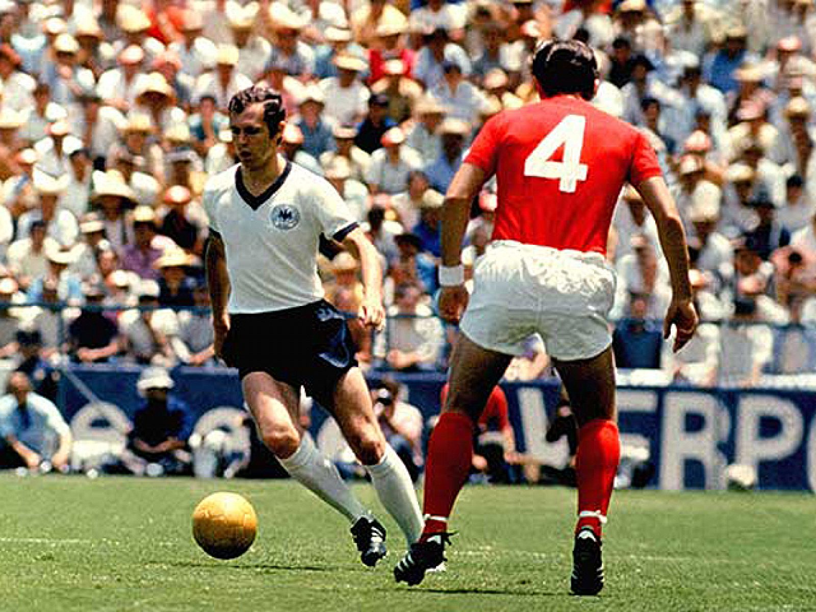 Alemania Federal, capitaneada por Franz Beckenbauer, levantó la Copa de los Campeones en el Mundial que ellos mismos organizaron en el 74. La Holanda de Johan Cruyff se quedó a un gol de llevarse el Mundial.