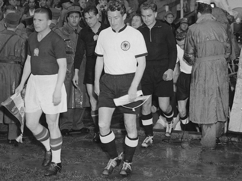 Puskas fue el estandarte de la increble Seleccin Hngara conocida como Los Magiares Mgicos, que gan la Medalla de Oro en las Olimpiadas de Helsinki 1952 y logr el subcampeonato en la Copa Mundial de Ftbol Suiza 1954, dndoles una leccin futbol