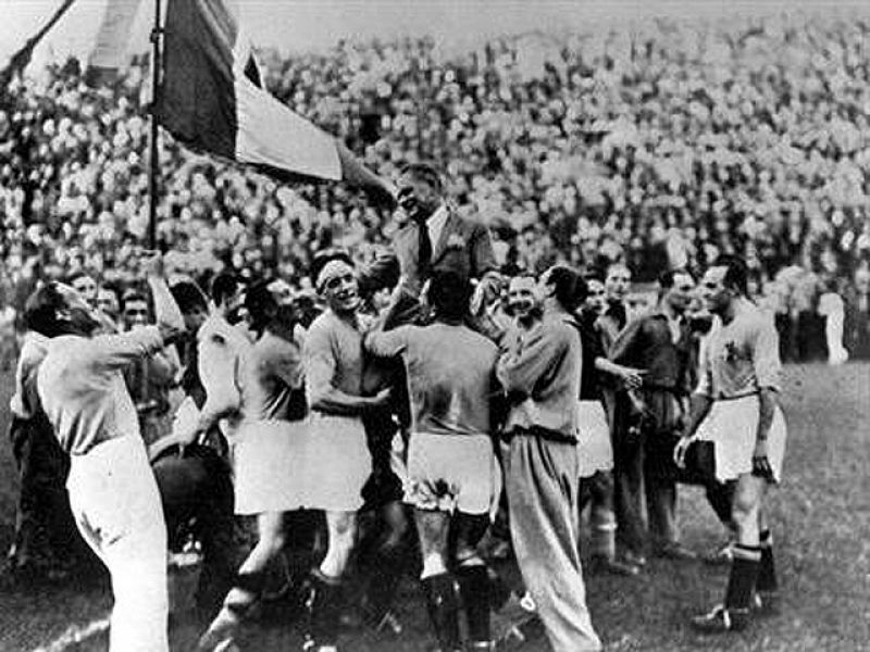 El torneo fue utilizado por Benito Mussolini como propaganda fascista, al igual que lo hara Adolf Hitler con los Juegos Olmpicos de 1936. Debido a esto hubo muchas presiones para que Italia ganara la copa, sobre todo a los rbitros, muchos de los c
