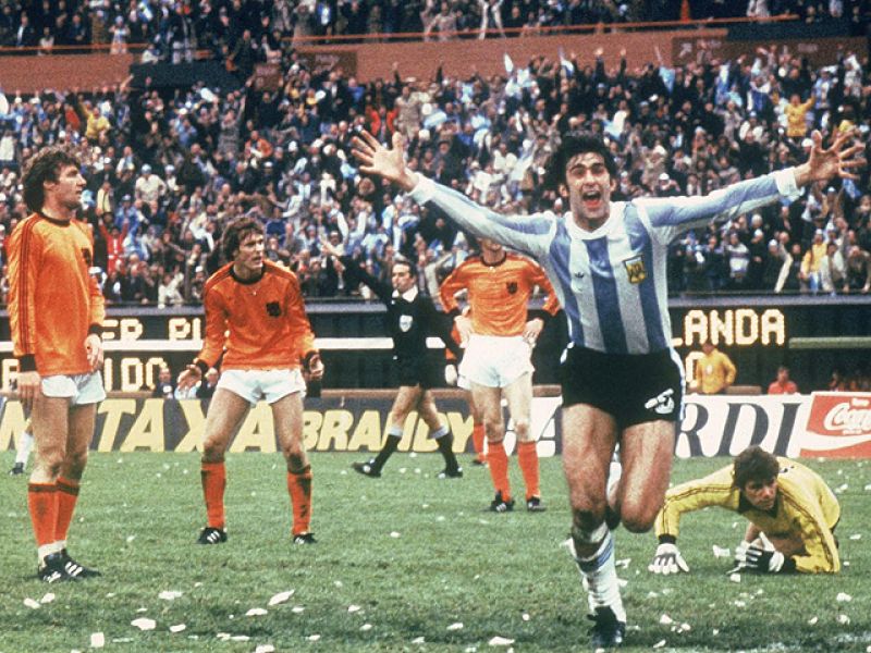 La selecci�n albiceleste, que jugaba en su casa, fue capaz de dejar a Cruyff sin ganar el Mundial en su segunda final consecutiva. Mario Kempes fue el h�roe argentino en la final.