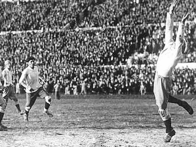 La Copa Mundial de F�tbol de 1930 fue la primera edici�n del torneo organizado por la FIFA. Se desarroll� en Uruguay en julio de 1930. En el torneo, participaron 13 selecciones nacionales. Los primeros dos encuentros en la historia de la Copa del Mun
