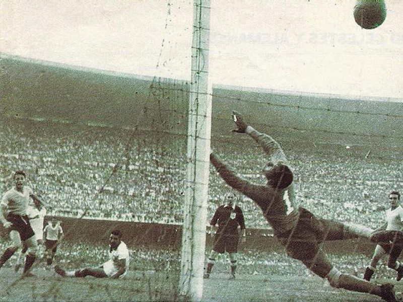 El cuarto Mundial se desarroll en Brasil y fue el primero despus de la Segunda Guerra Mundial. El ltimo partido entre Brasil y Uruguay fue clave. En el ltimo partido de la ronda, organizado en el colosal Estadio Maracan, Uruguay logr una histr