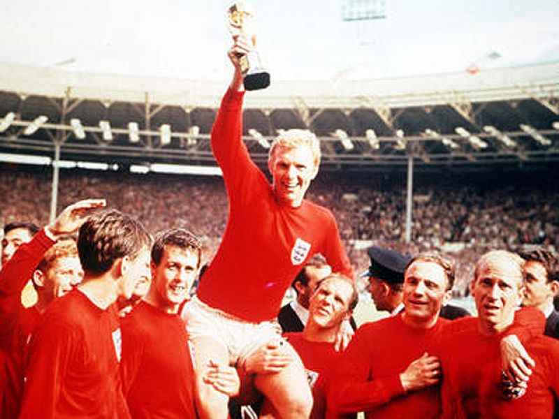 El Mundial de Inglaterra de 1966  ha pasado a la historia por las imagenes de una final que estaba claramente preparada para que la ganaran los ingleses. Un gol fantasma que claramente no lo fue, y un gol cuando el campo estaba materialmente invadido