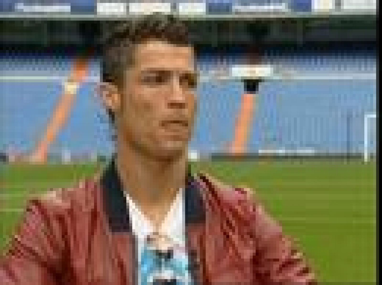 El equipo de TVE encabezado por Rubén León ha charlado con el futbolista del Real Madrid cristiano Ronaldo, en una entrevista en el césped del Santiago Bernabéu donde ha hablado sobre sus objetivos profesionales, su familia y sus 'famosas abdominales.