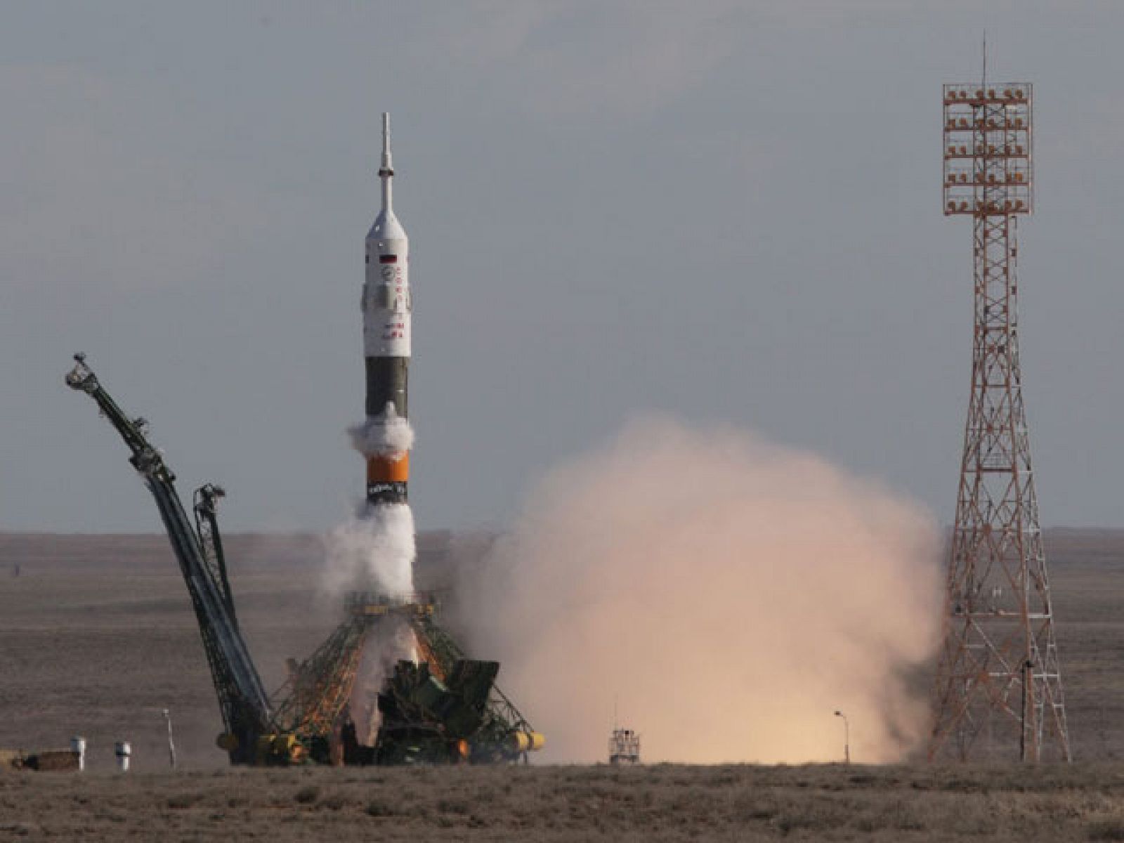 Rusia lanza la nave Soyuz con una nueva tripulación rumbo a la Estación Espacial Internacional