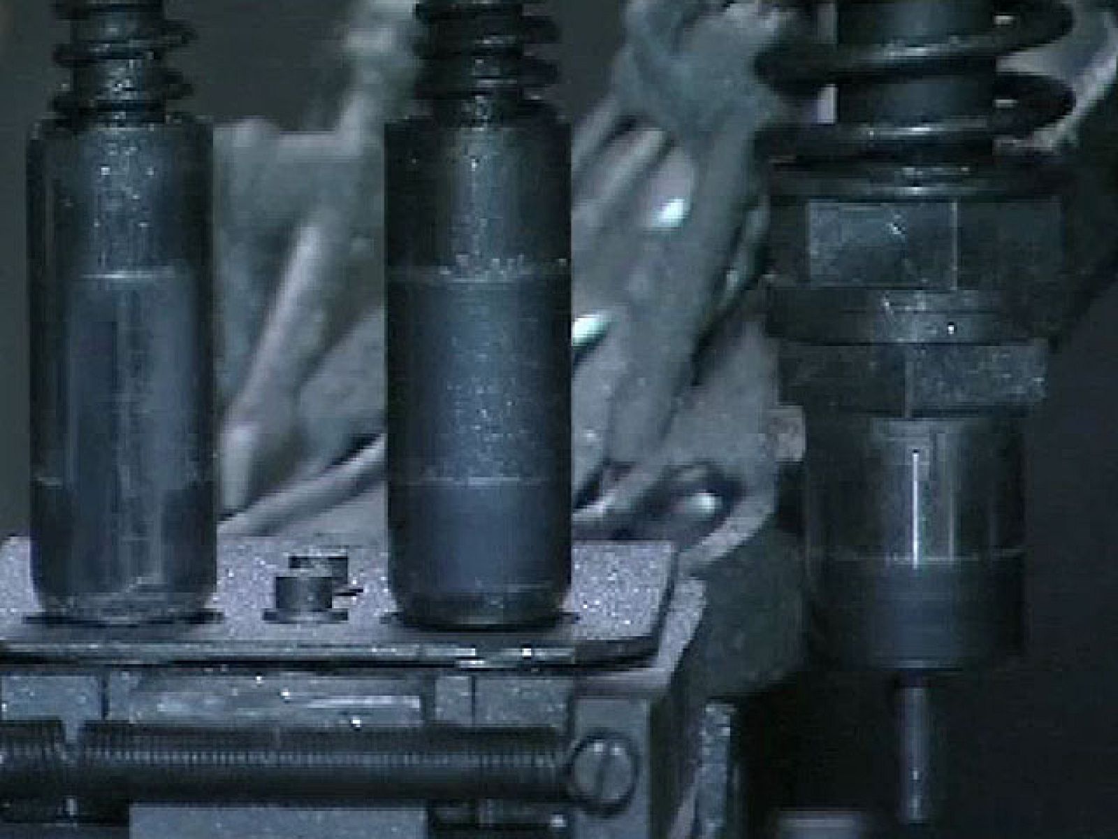 El mundo entero, pero sobre todo el continente asiático, con China a la cabeza, es hoy un inmenso polígono industrial. Grandes empresas multinacionales afincadas en España, pero también pequeños empresarios, han hecho las maletas para fabricar sus productos en países donde la mano de obra es mucho más barata.