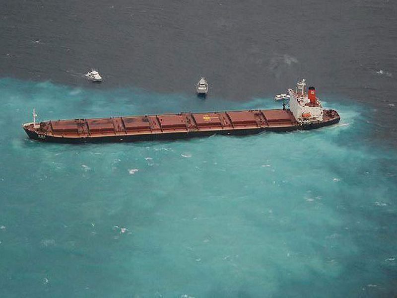 Alerta en Australia por el vertido de petróleo de un barco encallado cerca de los corales
