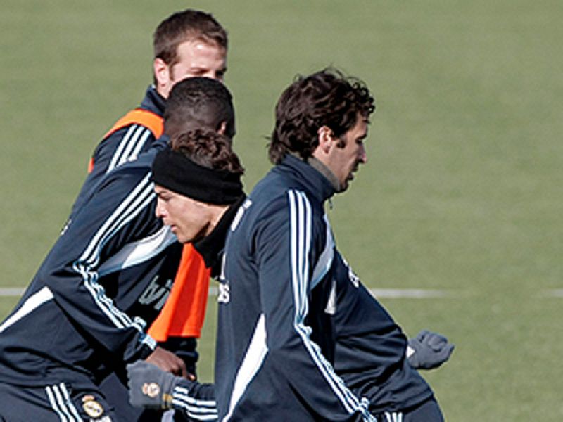 El equipo que dirige Manuel Pellegrini necesita ganar al Racing de Santander en El Sardinero para conservar el liderato antes del 'clásico'. El principal morbo de este encuentro será la presencia de Sergio Canales en el camino de su futuro equipo.