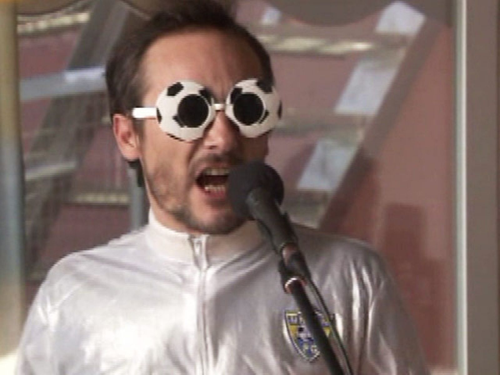 Propuesta para el nuevo Himno de La Unión. Interpretada por Love of Lesbian. (Capítulo 15)