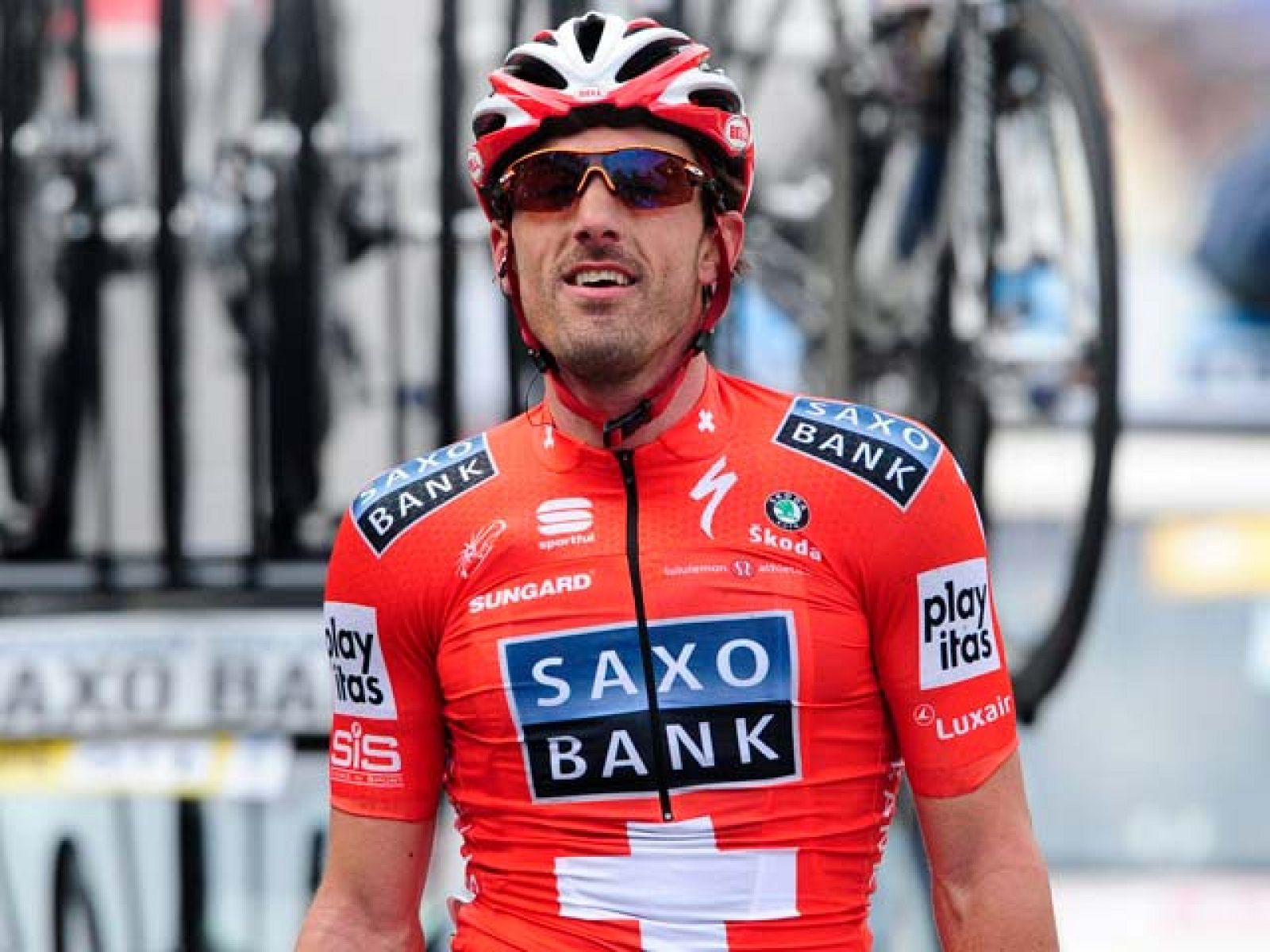 El suizo se impone en la escapada al ciclista belga Tom Boonen en el Tour de Flandes.  