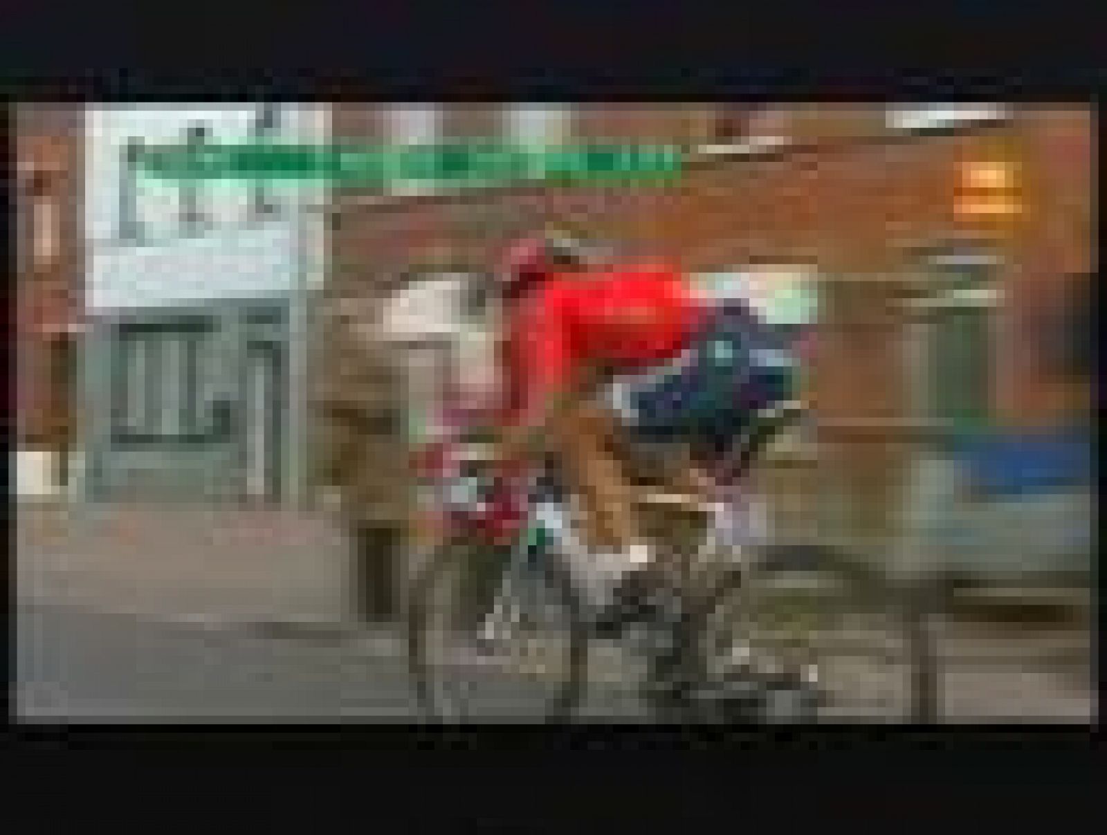 El suizo se impone en la escapada al ciclista belga Tom Boonen en el Tour de Flandes.  