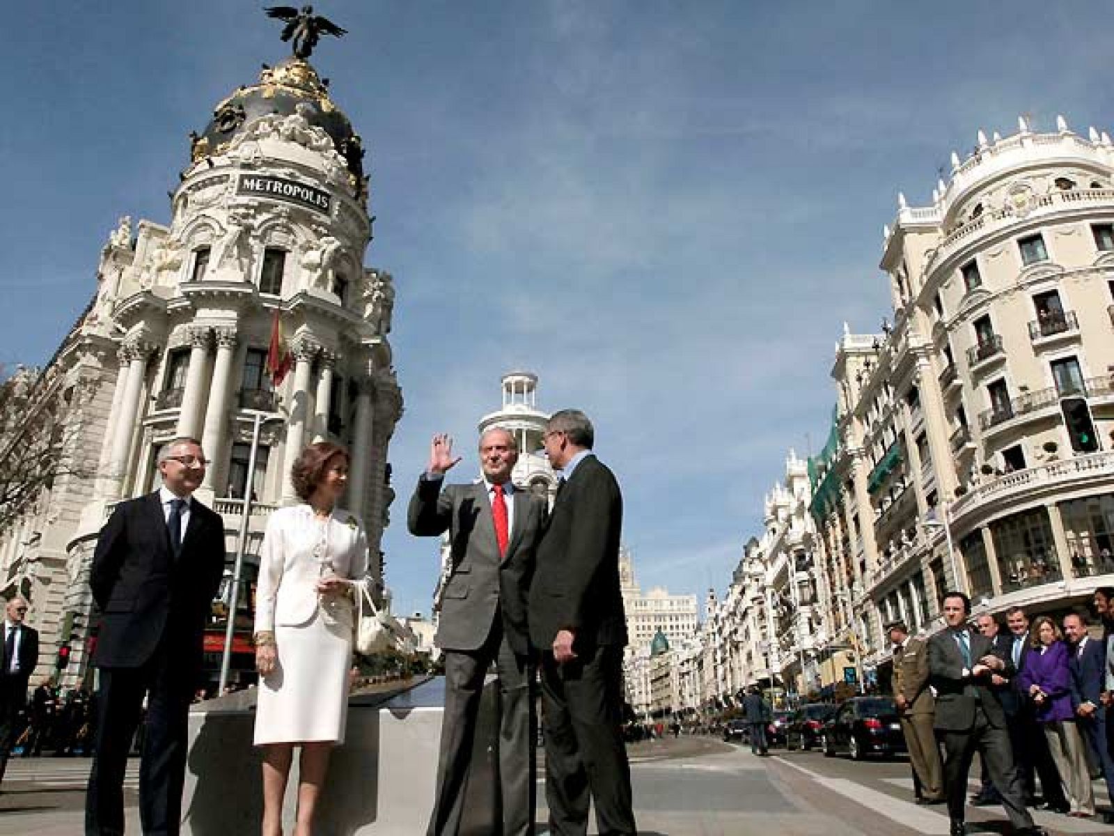 Don Juan Carlos y Doña Sofía han inaugurado un monolito de bronce y aluminio, una maqueta de la calle, antes de visitar la Casa del Libro de la vía y una exposición con fotografías del archivo de 'ABC'. Han estado acompañados por el alcalde de Madrid, Alberto Ruiz-Gallardón, y el ministro de Fomento, José Blanco.