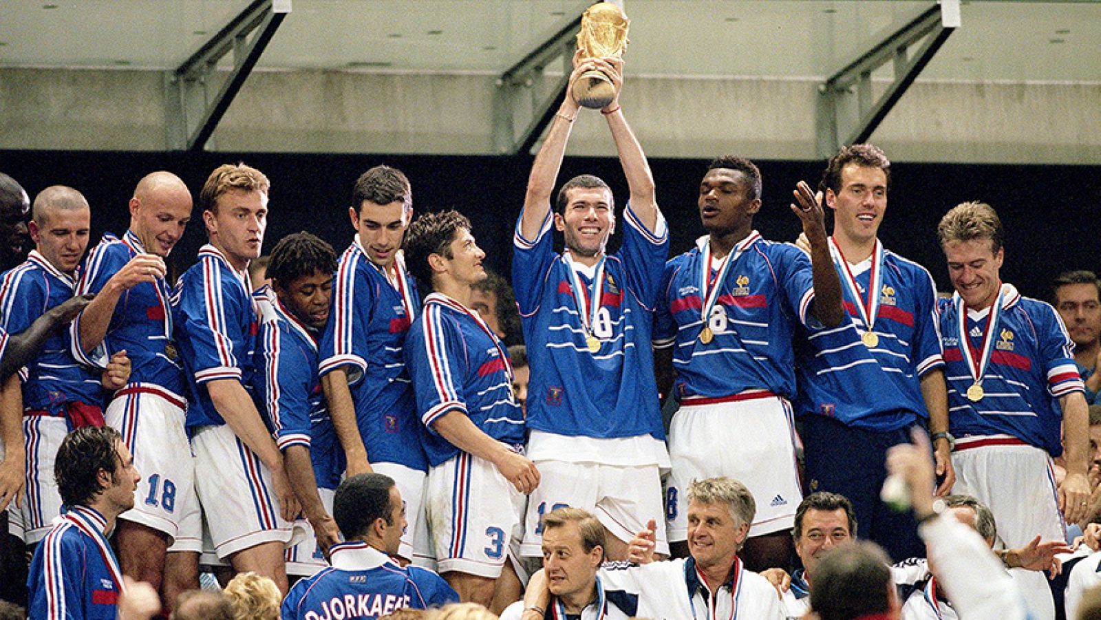 Francia ganó 3 a 0 a la todopoderosa Brasil en la final de Saint Denis. Zidane, con sus dos goles, se ganó el cielo y comenzó la fiesta que vivió París esa noche.