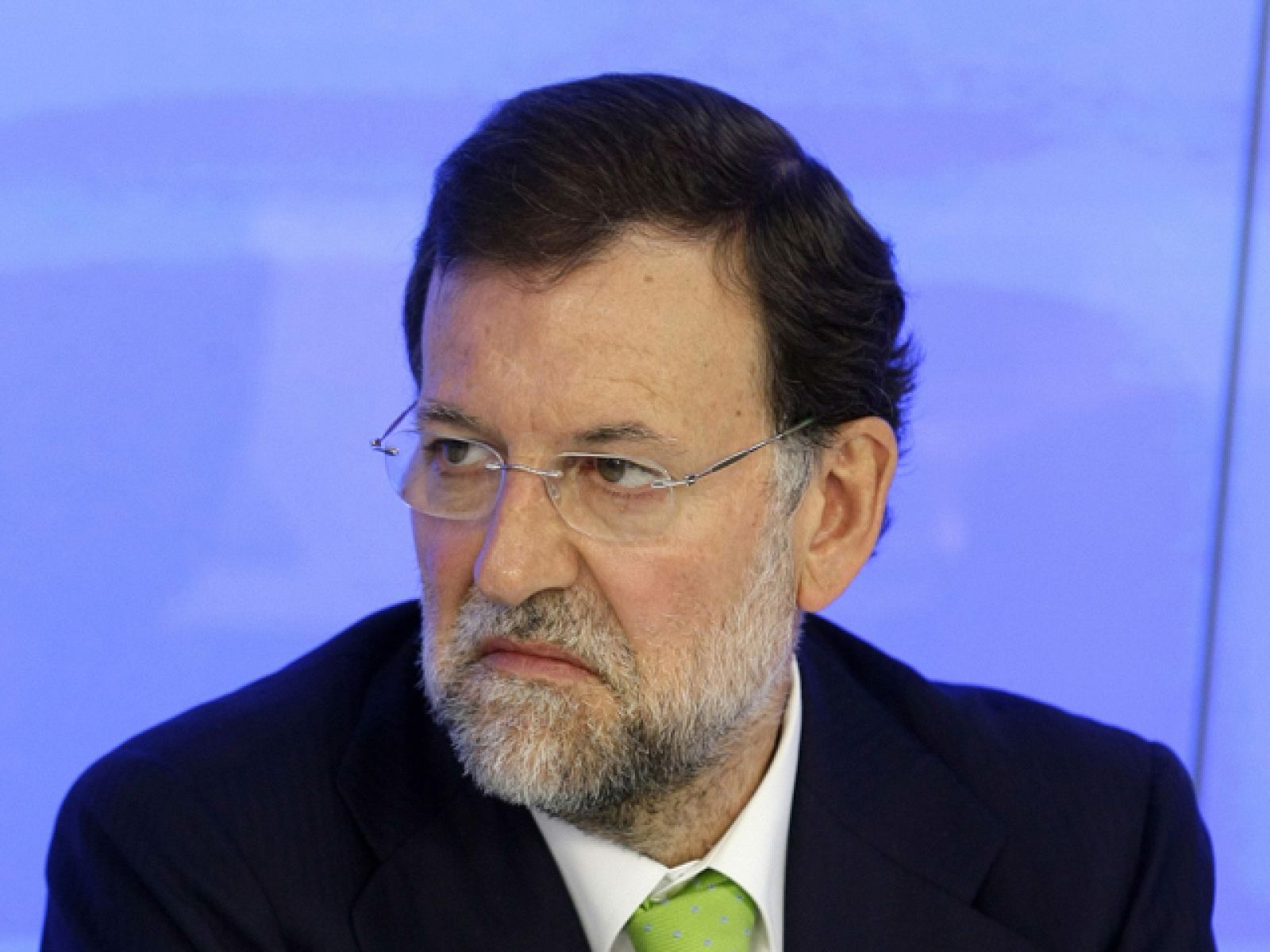 El presidente del PP, Mariano Rajoy, ha prometido "contundencia" si se producen nuevos casos de corrupción en su partido, y lo ha hecho ante el Comité Ejecutivo reunido este lunes y en vísperas de que se desvele el sumario del "caso Gürtel". Fuentes del partido han resaltado el clima de tranquilidad en el que se está desarrollando el Comité. (05/04/10)