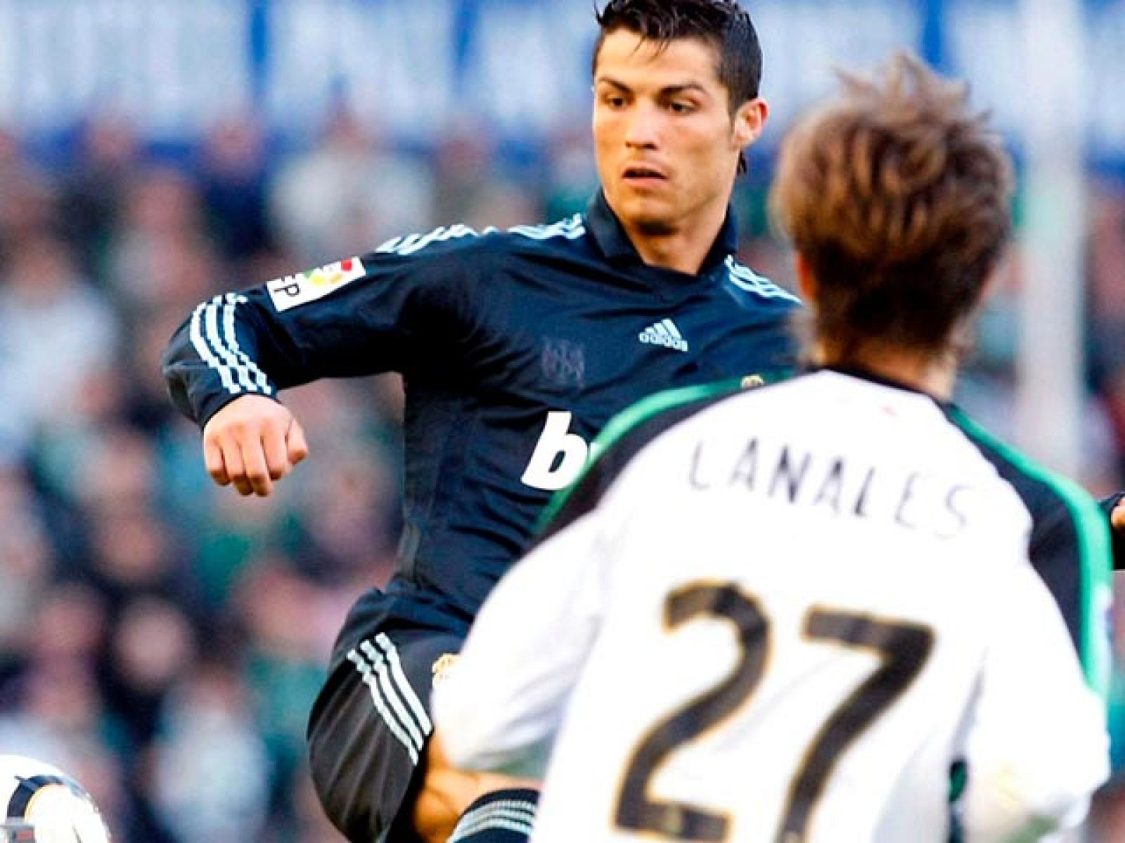 El Real Madrid mantiene el liderato tras vencer al Racing de Santander en un partido que no destacó por el buen juego de los de Pellegrini. 