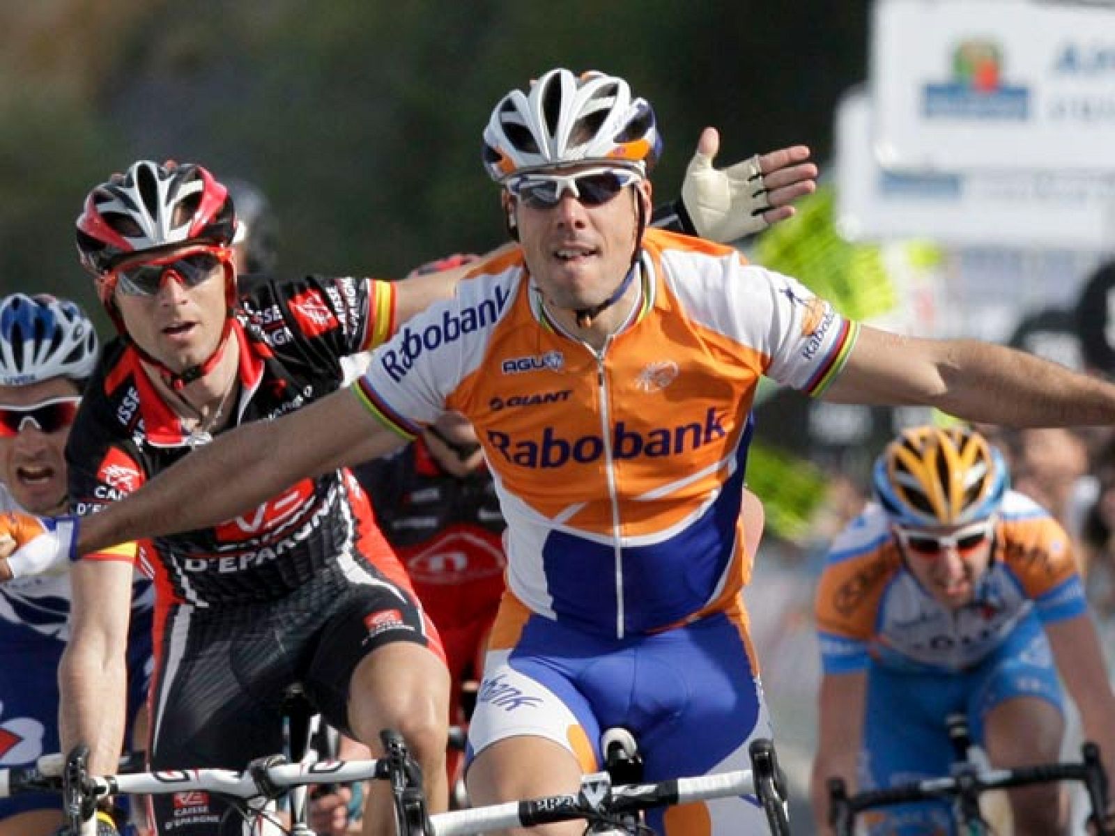 El cántabro Óscar Freire se impone al sprint en la primera etapa de la Vuelta a Euskadi, después de cerrar el hueco a Alejandro Valverde, que protestó por la maniobra. 