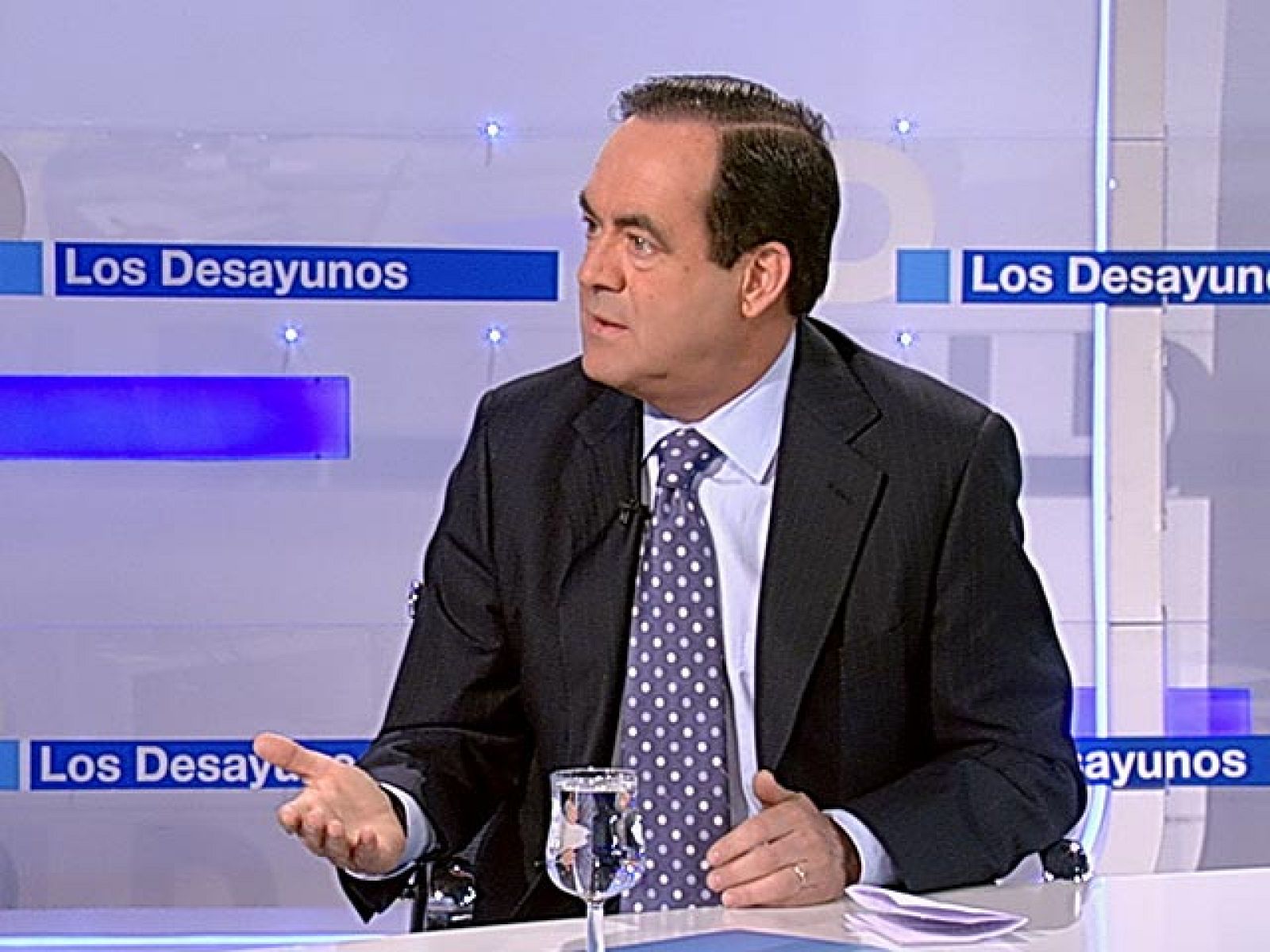 El presidente del Congreso, José Bono, critica a la jerarquía católica | Ver