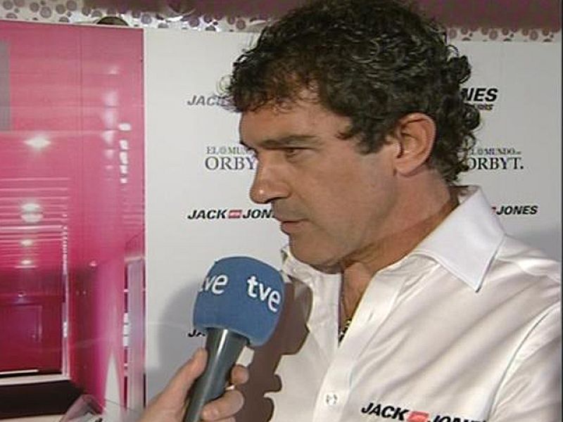 El actor Antonio Banderas ha presentado este lunes en Madrid su nuevo equipo de motociclismo, el Jack and Jones, que participará en la categoría de Moto2. 
