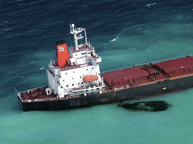 Las autoridades australianas trabajan a contrarreloj para estabilizar y contener el vertido de un buque chino que amenaza la Gran Barrera de Coral con 65.000 toneladas de carbón y 975 toneladas de carburante.