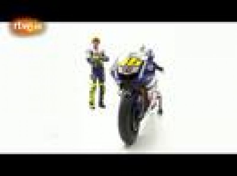 El piloto italiano Valentino Rossi, junto a su Yamaha YZR-M1.