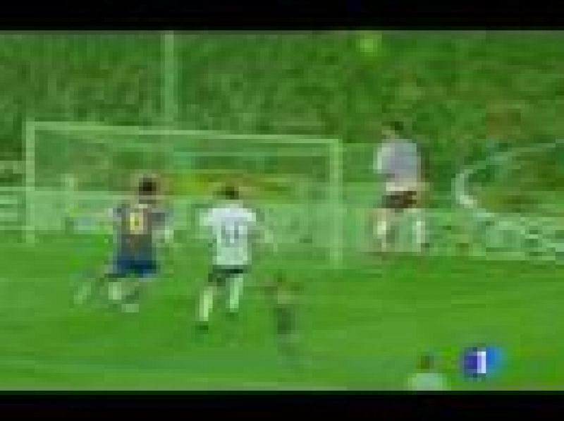 Leo Messi anota un golazo de potente disparo desde la frontal del área que se cuela por la escuadra de Almunia y consigue el empate ante el Arsenal (1-1).  