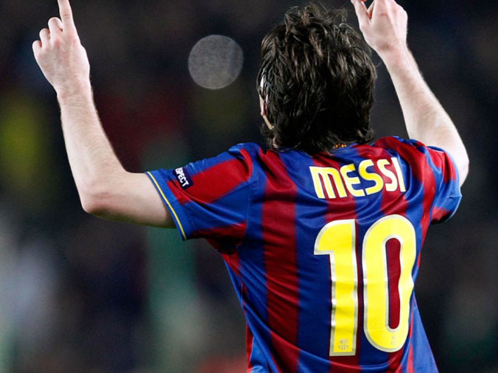 El argentino del Barcelona ha superado a Almunia en el rechace de una jugada que él mismo comenzó.