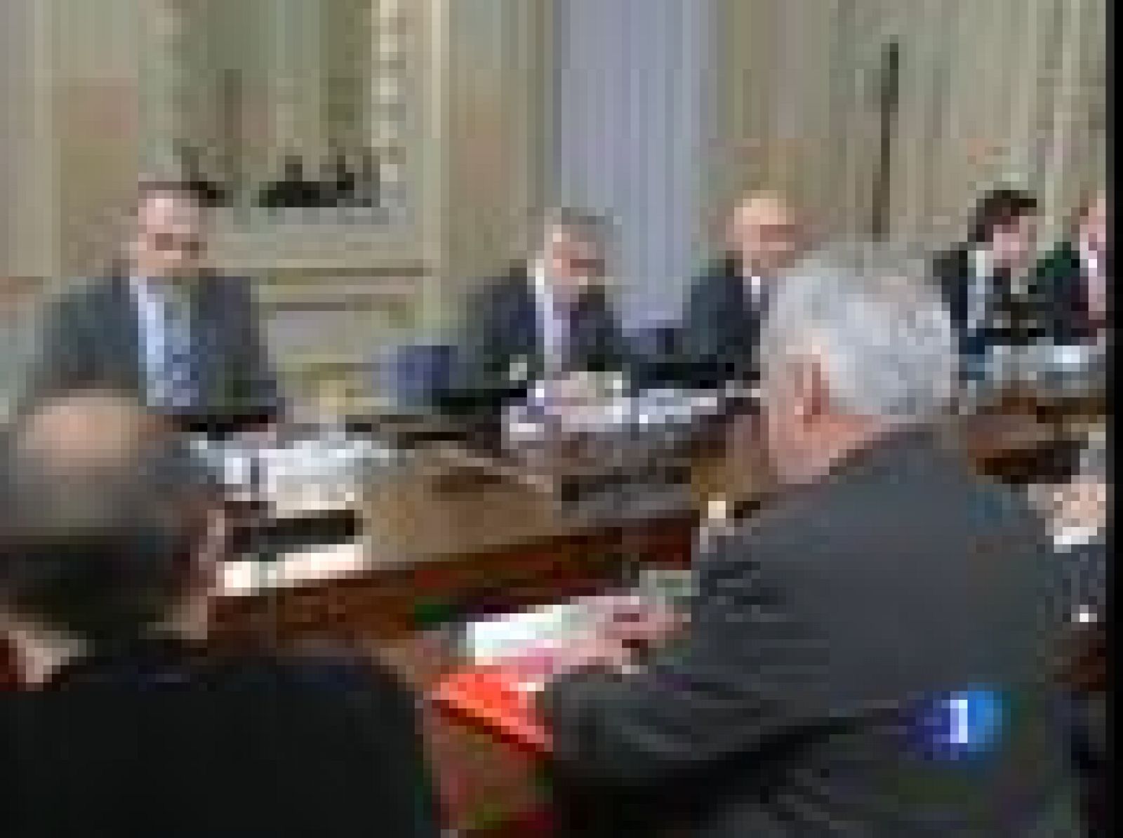 El Gobierno adelanta las 24 medidas del decreto contra la crisis a los partidos de la oposición | Ver