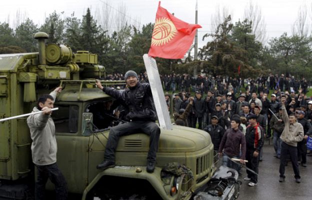 Kirguistán, oposición en el poder