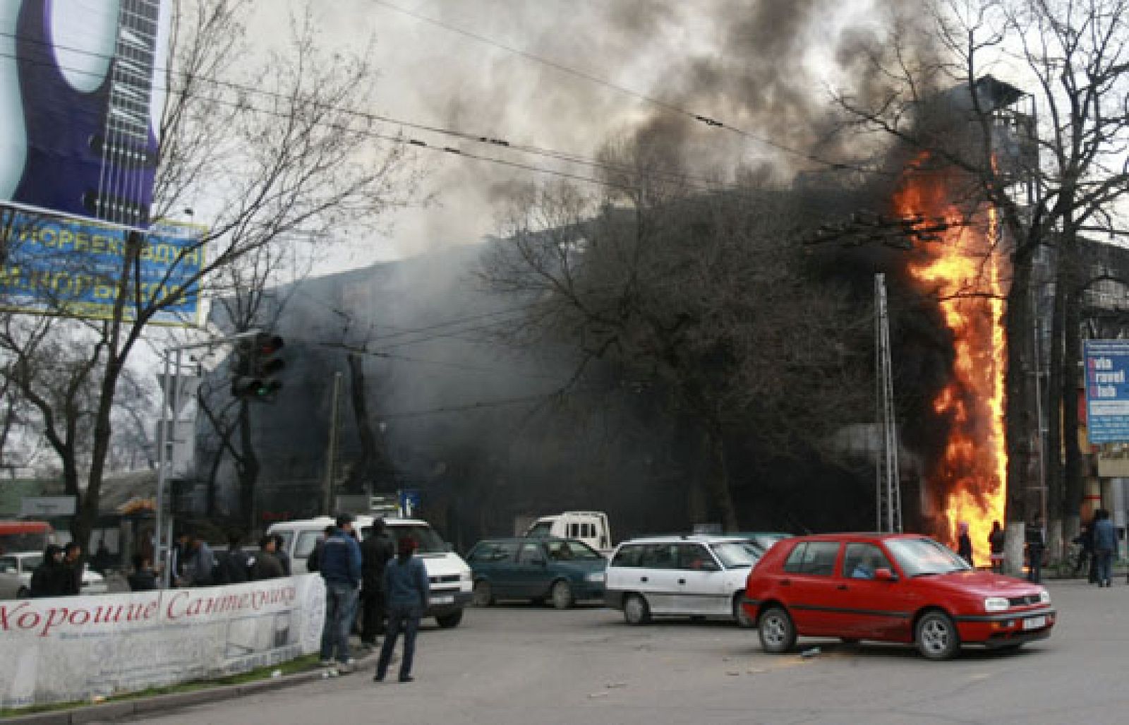 La oposición asegura haber tomado el poder en el país pero la tensión y la incertidumbre no cesa.