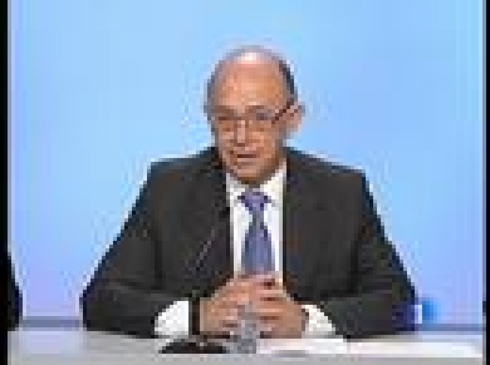 La vicepresidenta primera del Gobierno ha invitado hoy al PP a que se sume al esfuerzo por salir de la crisis | Ver